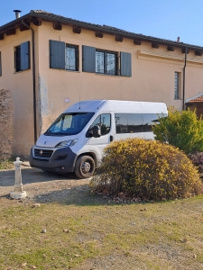 L'area pavimentata adibita a parcheggio presso il centro diurno CapoLavoro